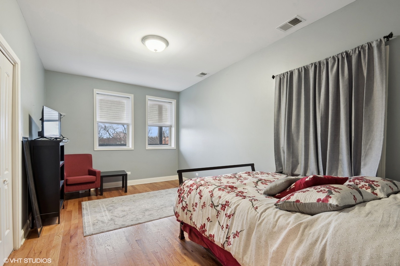 1116 East 46th Street, Unit 3W Chicago, IL 60653 - Photo 12 of 16 a bedroom with a bed and a chair