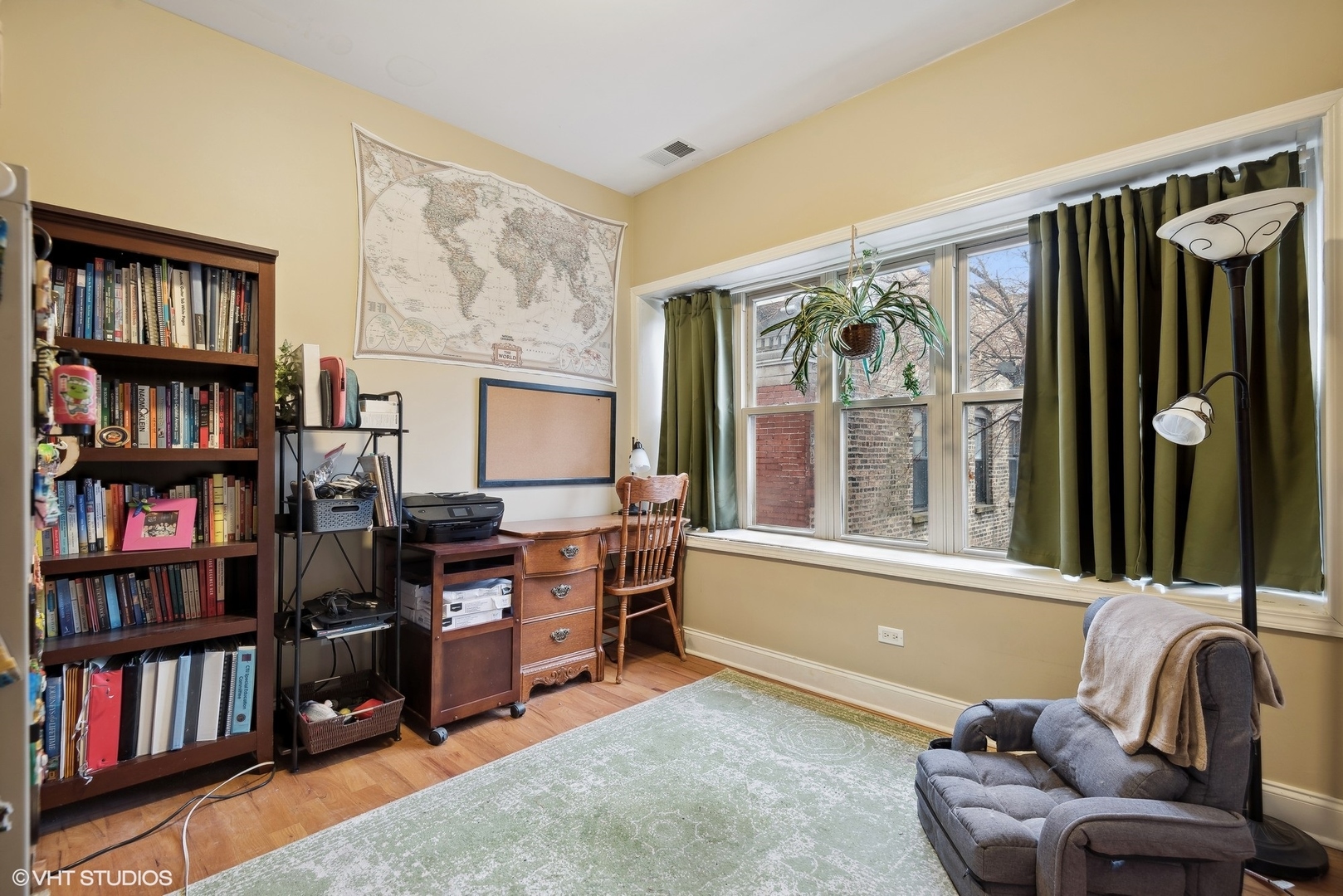 1116 East 46th Street, Unit 3W Chicago, IL 60653 - Photo 13 of 16 a living room with furniture and a window