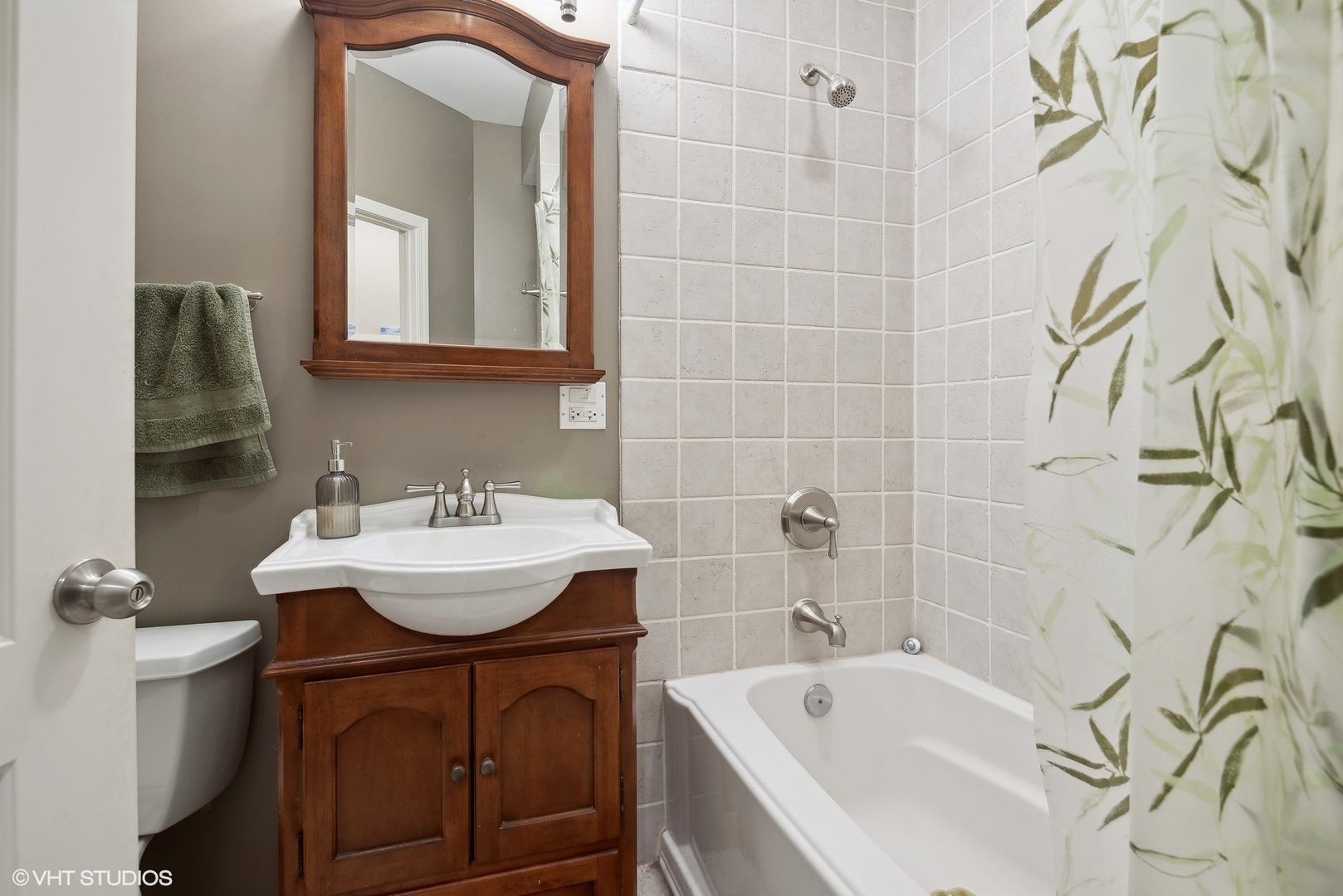 1116 East 46th Street, Unit 3W Chicago, IL 60653 - Photo 14 of 16 a bathroom with a sink and a mirror