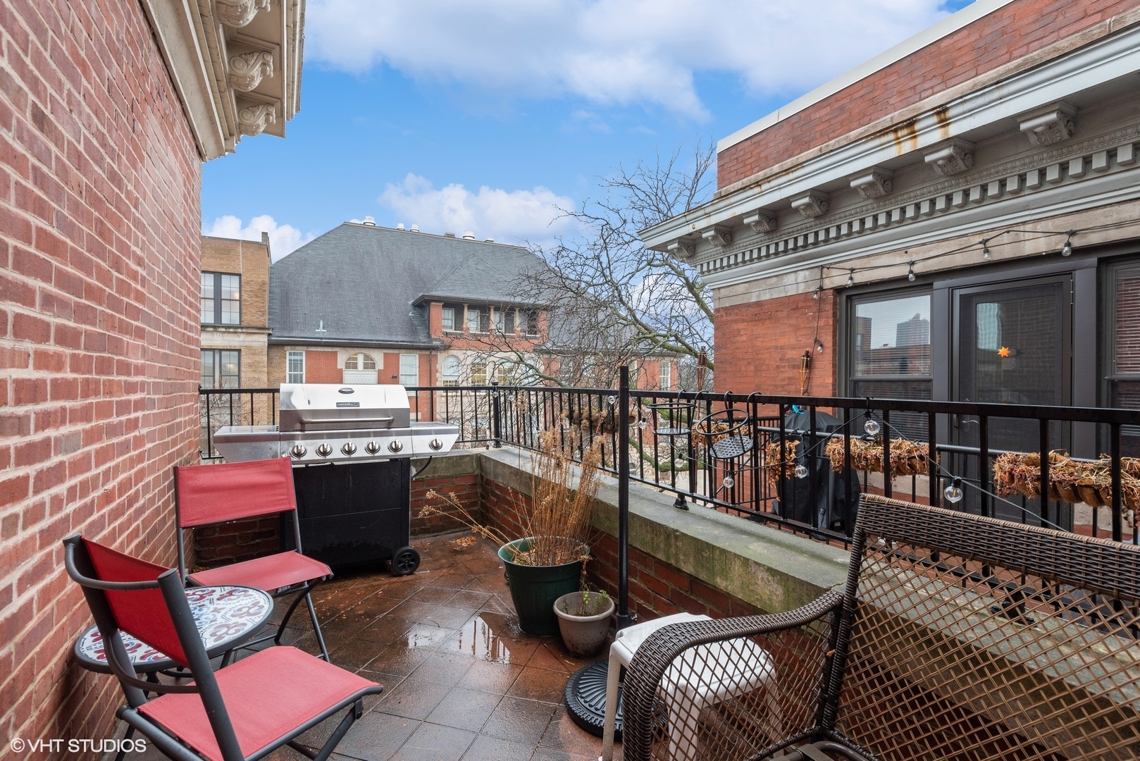 1116 East 46th Street, Unit 3W Chicago, IL 60653 - Photo 16 of 16 a view of a chairs and tables in the balcony