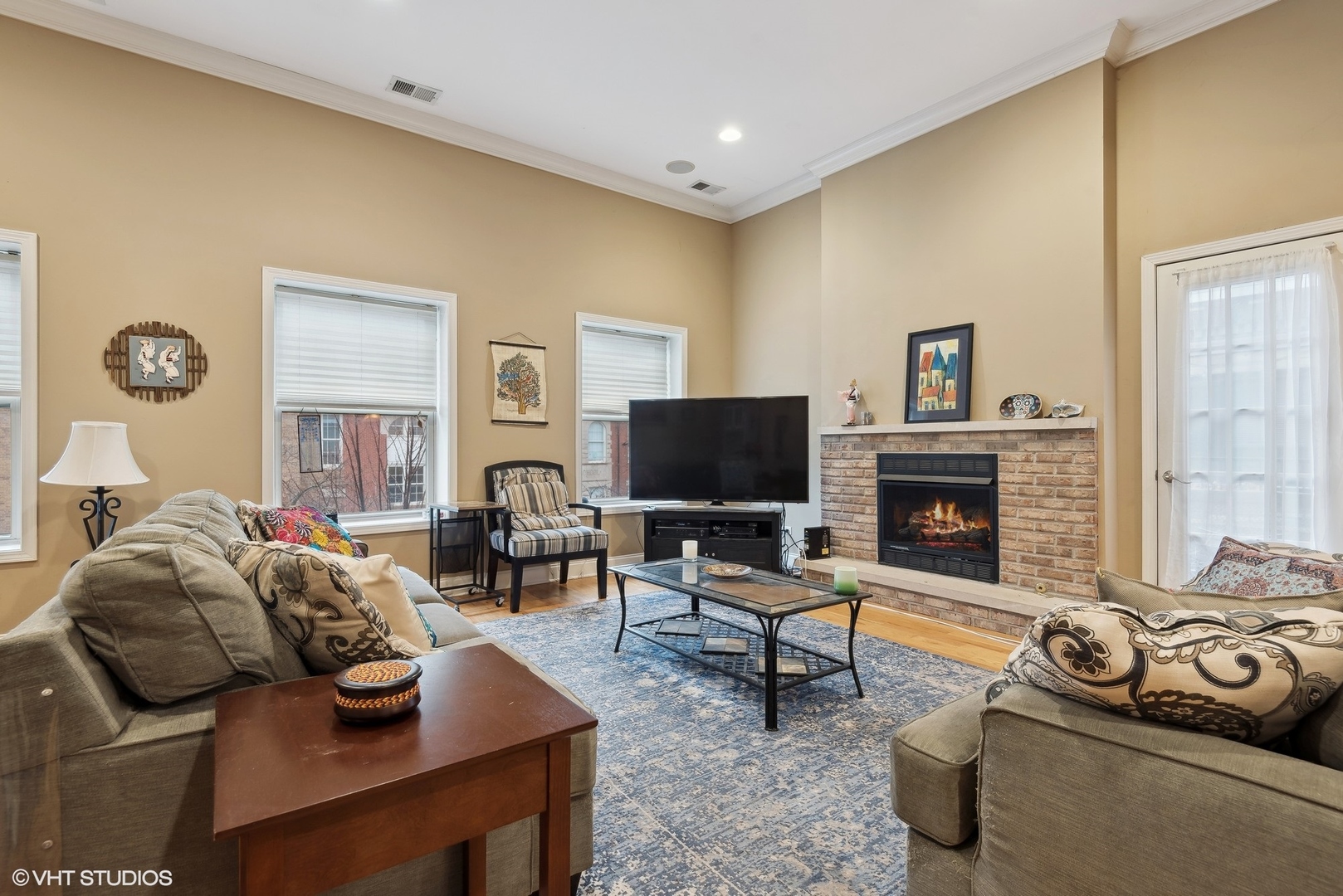 1116 East 46th Street, Unit 3W Chicago, IL 60653 - Photo 3 of 16 a living room with furniture fireplace and a flat screen tv