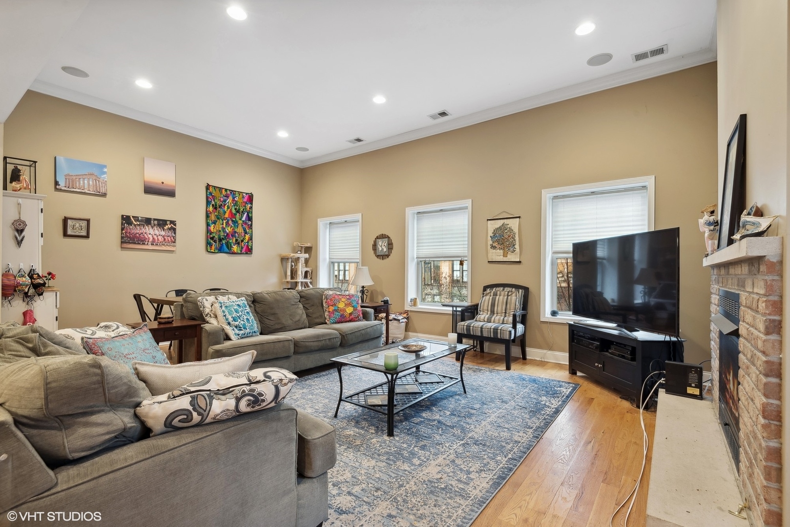 1116 East 46th Street, Unit 3W Chicago, IL 60653 - Photo 4 of 16 a living room with furniture and a flat screen tv