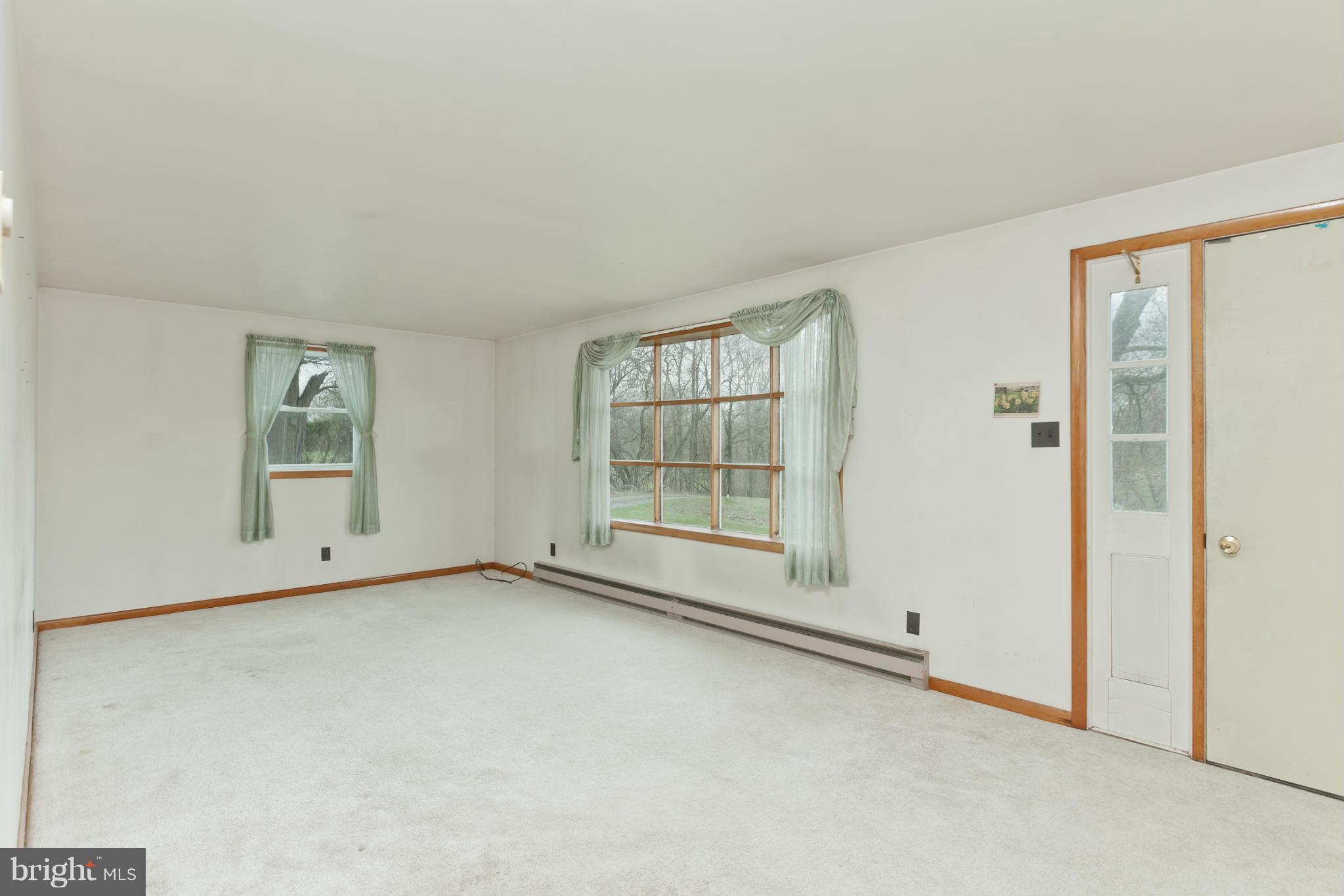 11930 Walnut Point Road Hagerstown, MD 21740 - Photo 2 of 30 Living Room