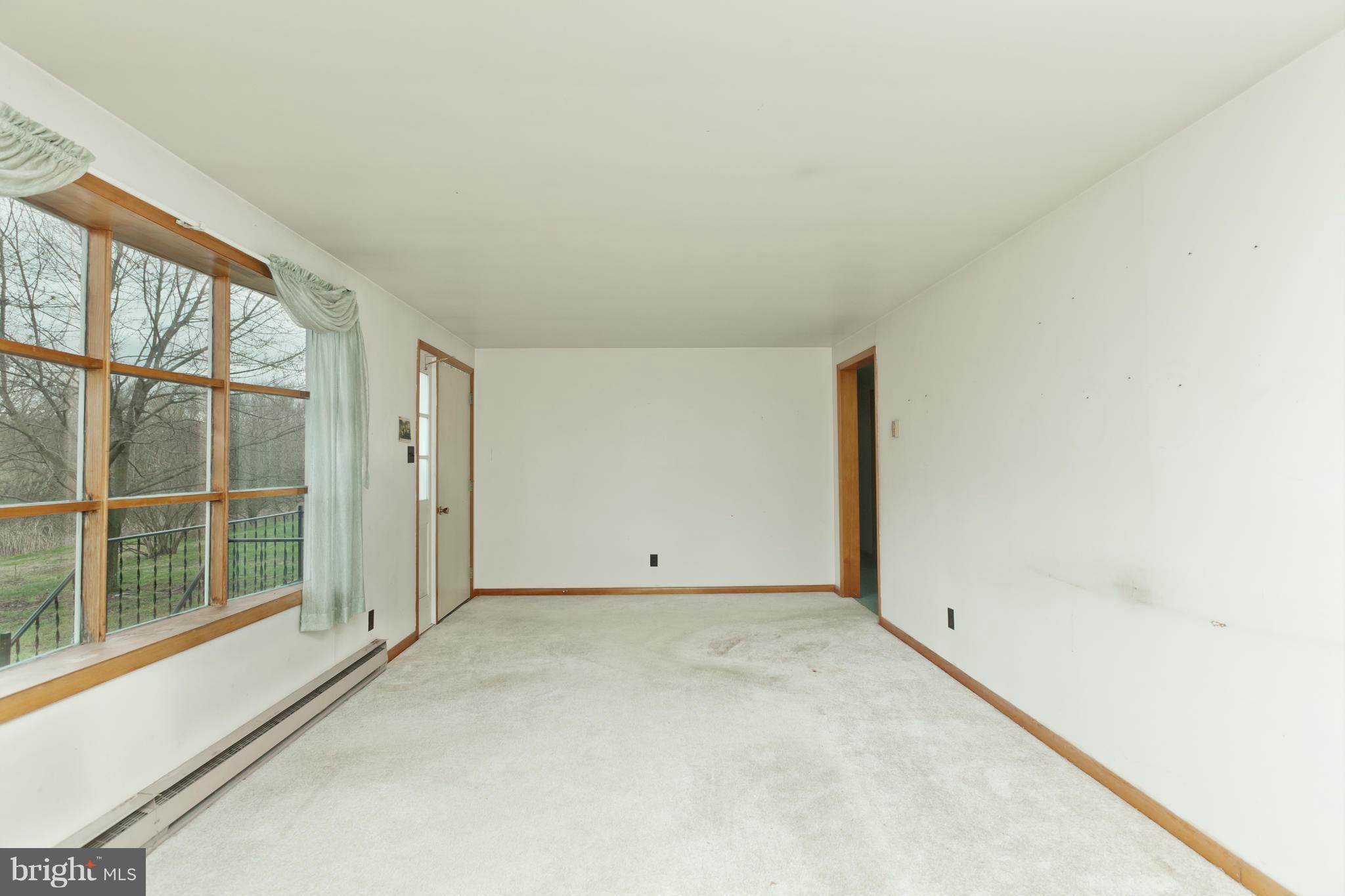 11930 Walnut Point Road Hagerstown, MD 21740 - Photo 3 of 30 Living Room