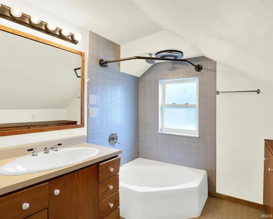 $2,900 | 916 East Maxwell Lane, Bloomington, IN 47401