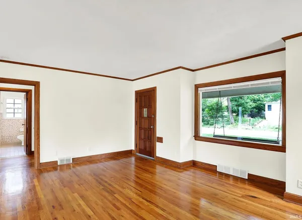 $2,900 | 916 East Maxwell Lane, Bloomington, IN 47401