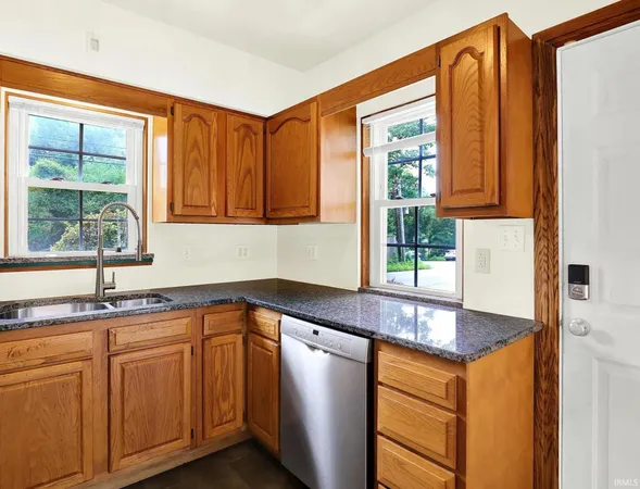 $2,900 | 916 East Maxwell Lane, Bloomington, IN 47401