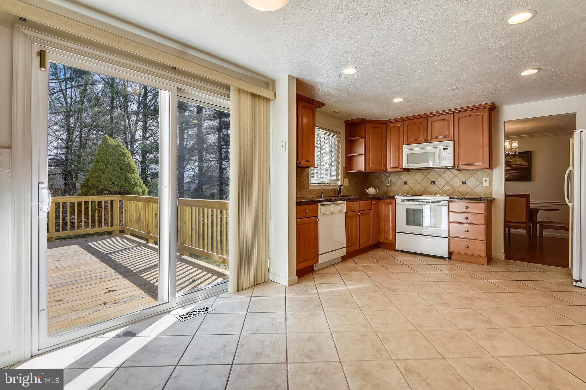 9401 Huntmaster Road Laytonsville, MD 20882 - Photo 18 of 56 Breakfast area has new patio door to the deck