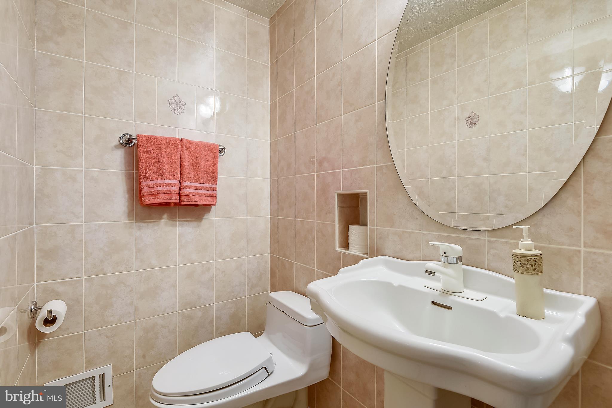 9401 Huntmaster Road Laytonsville, MD 20882 - Photo 24 of 56 Updated powder room