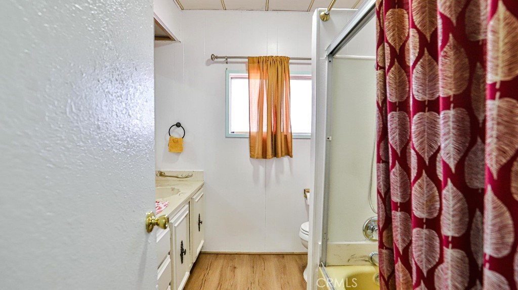 14300 Clinton Street, Unit 64 Garden Grove, CA 92843 - Photo 28 of 48 a bathroom with a bathtub and shower curtain