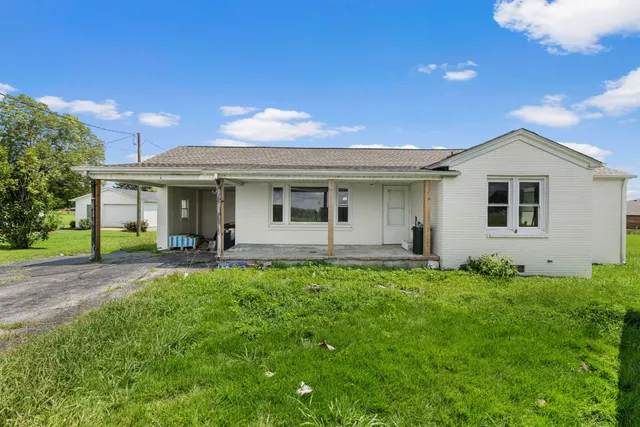 a view of a house with backyard