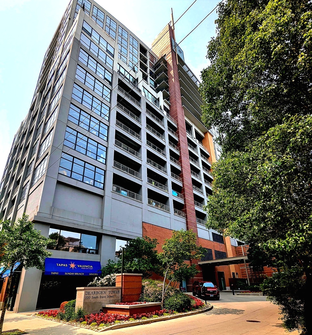 1530 South State Street, Unit 17R Chicago, IL 60605 - Photo 1 of 44 a view of building with street