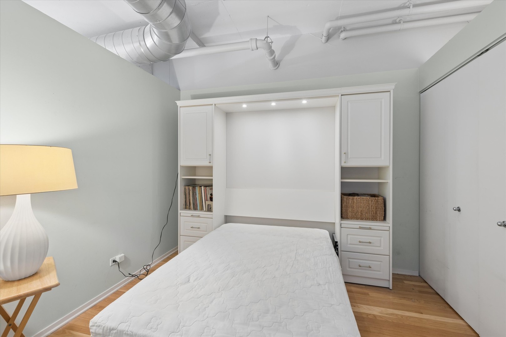 1530 South State Street, Unit 17R Chicago, IL 60605 - Photo 17 of 44 a bedroom with a bed and a lamp on the table