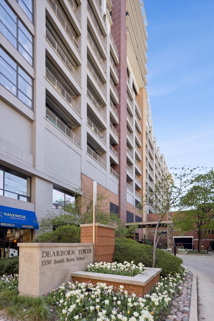 1530 South State Street, Unit 17R Chicago, IL 60605 - Photo 44 of 44 front view of a building