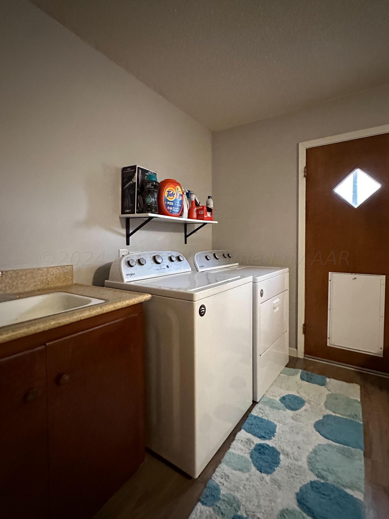 1404 Primrose Lane Borger, TX 79007 - Photo 23 of 27 a utility room with dryer and washer