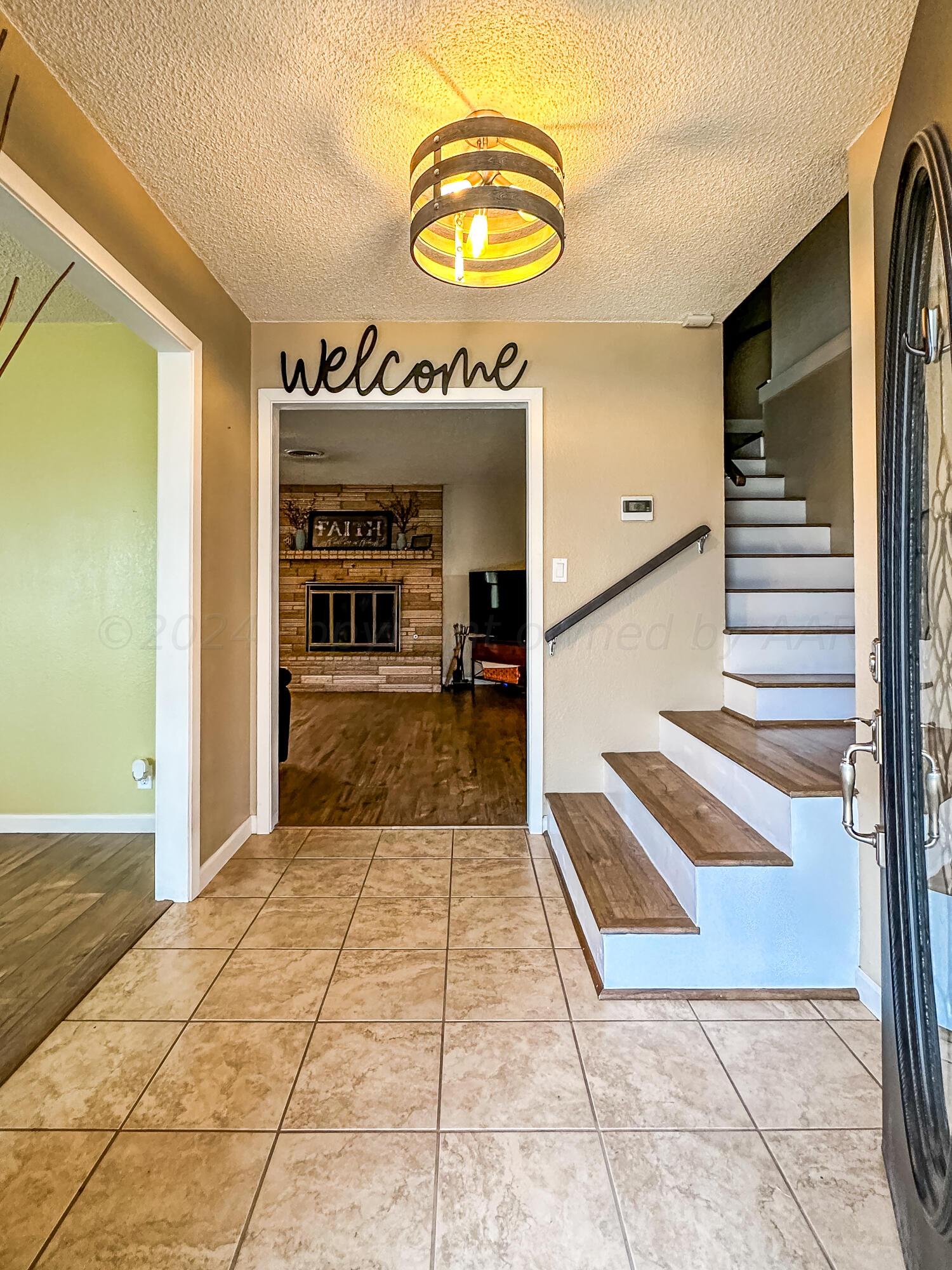 1404 Primrose Lane Borger, TX 79007 - Photo 4 of 27 a view of entryway and hall with dining area