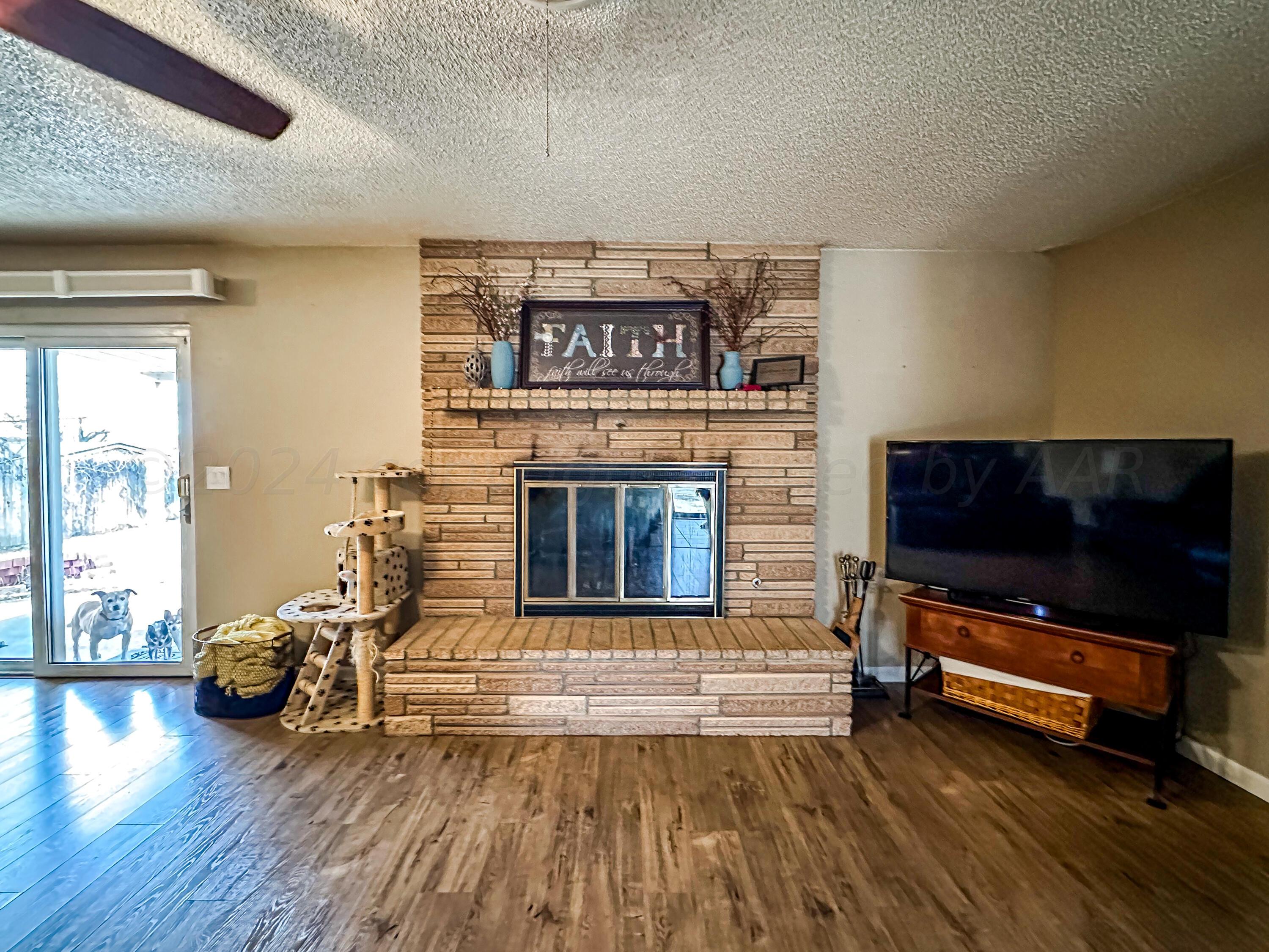 1404 Primrose Lane Borger, TX 79007 - Photo 6 of 27 a living room with furniture and a flat screen tv