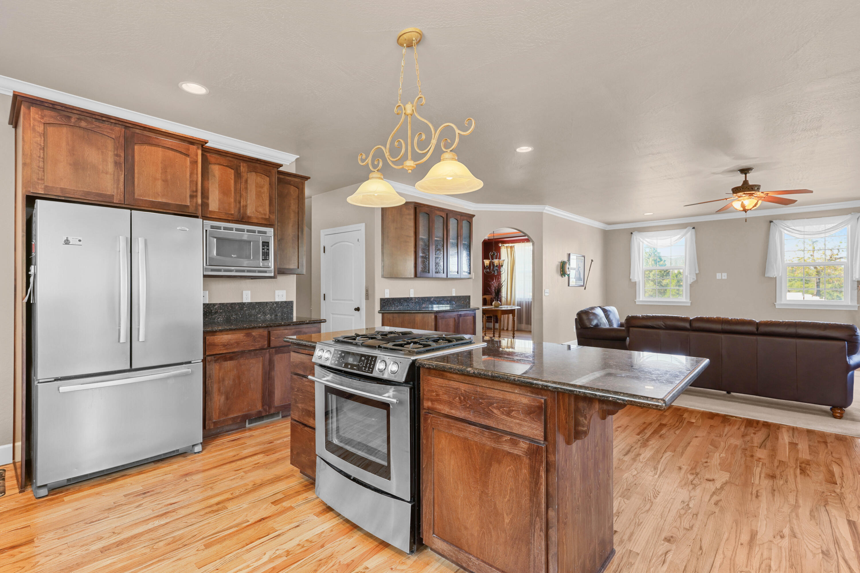 935 Applegate Street Jacksonville, OR 97530 - Photo 14 of 43 EP1A1322