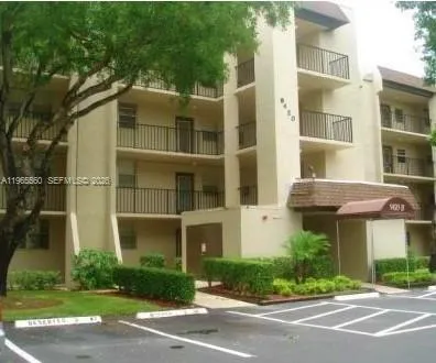$1,800 | 9470 Poinciana Place, Unit 301, Davie, FL 33324