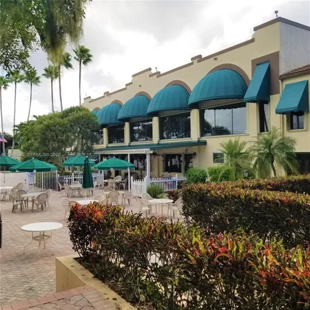 $1,800 | 9470 Poinciana Place, Unit 301, Davie, FL 33324