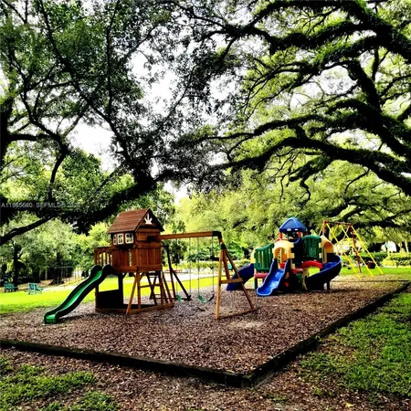 $1,800 | 9470 Poinciana Place, Unit 301, Davie, FL 33324