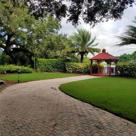 $1,800 | 9470 Poinciana Place, Unit 301, Davie, FL 33324