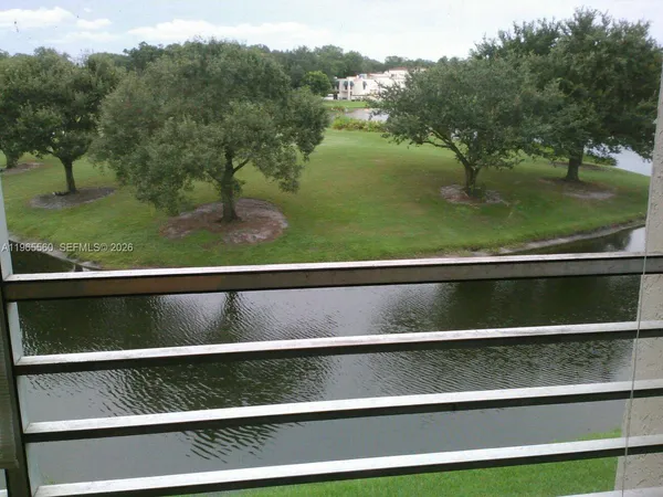 $1,800 | 9470 Poinciana Place, Unit 301, Davie, FL 33324