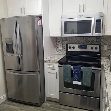 $1,800 | 9470 Poinciana Place, Unit 301, Davie, FL 33324