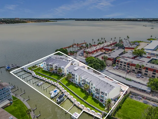 $224,800 | 307 Yacht Club Lane, Unit 307, Seabrook, TX 77586