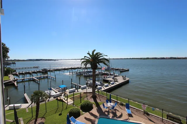 $224,800 | 307 Yacht Club Lane, Unit 307, Seabrook, TX 77586