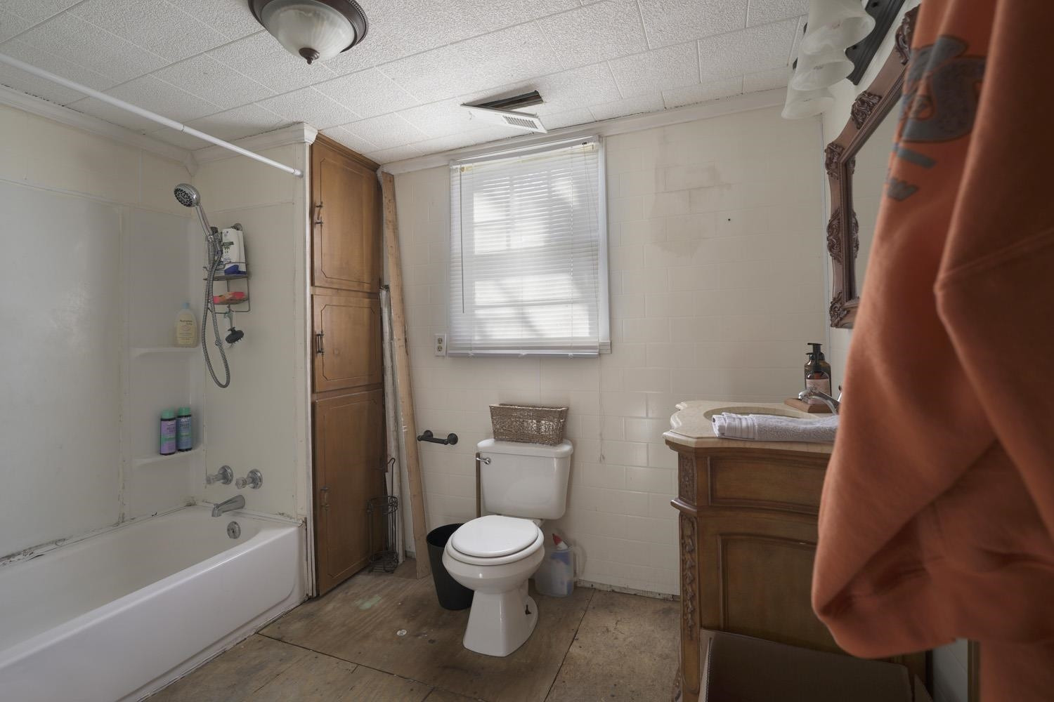 526 Janes Mill Road Gleason, TN 38229 - Photo 13 of 16 a bathroom with a toilet sink and bathtub