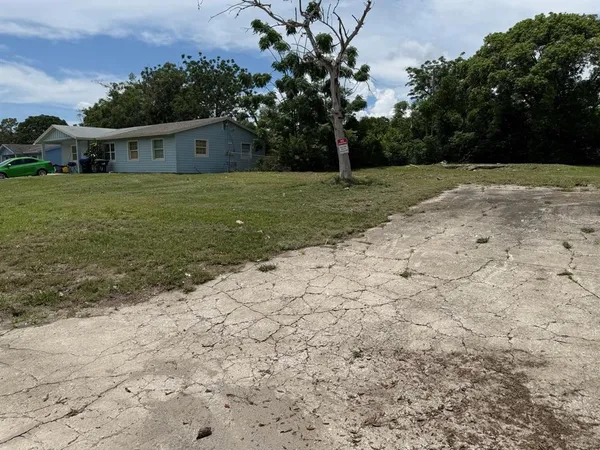 a view of a yard with a house