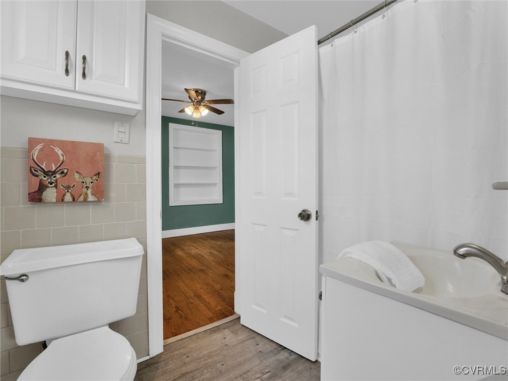 515 Riverview Road Colonial Heights, VA 23834 - Photo 9 of 34 a bathroom with a toilet and a shower curtain