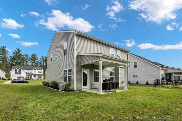 a view of a house with backyard