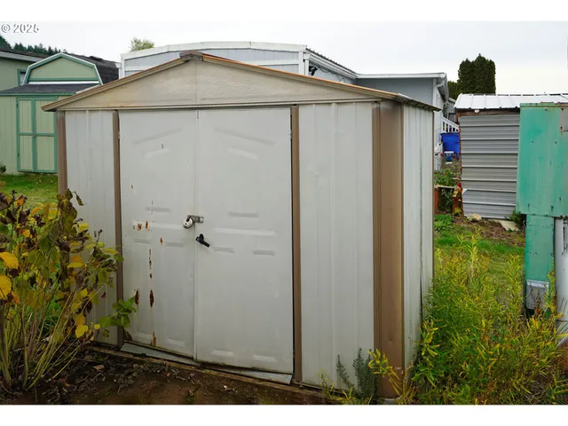 a view of a house with backyard