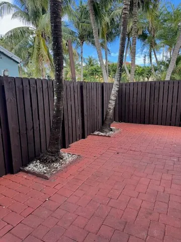 $2,600 | 3201 John's Place, Palm Springs, FL 33461