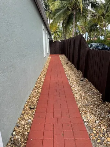 $2,600 | 3201 John's Place, Palm Springs, FL 33461