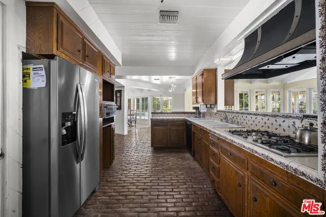 $2,300,000 | 3533 Willowcrest Avenue, Studio City, CA 91604