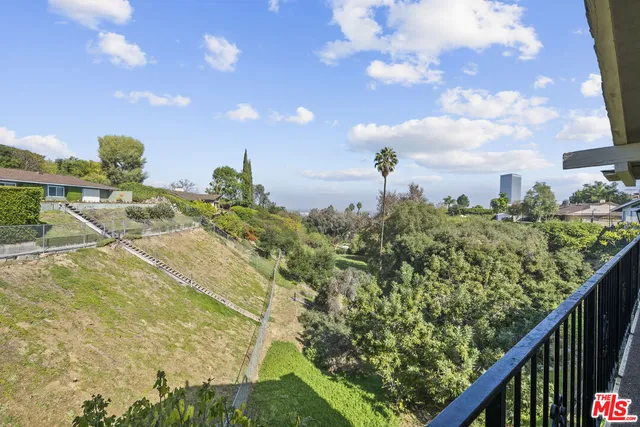 $2,300,000 | 3533 Willowcrest Avenue, Studio City, CA 91604