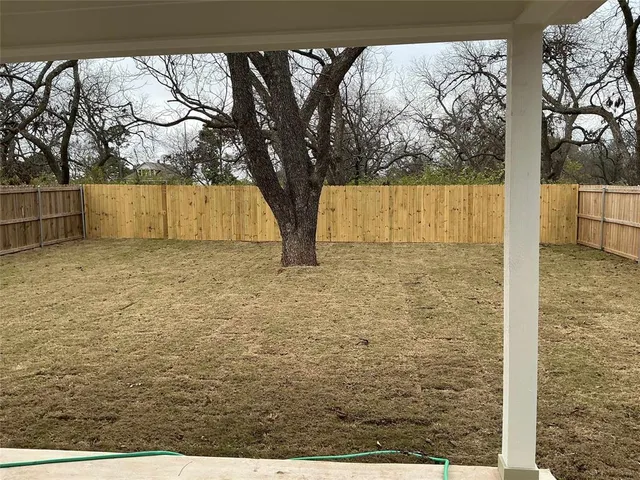 a view of a backyard
