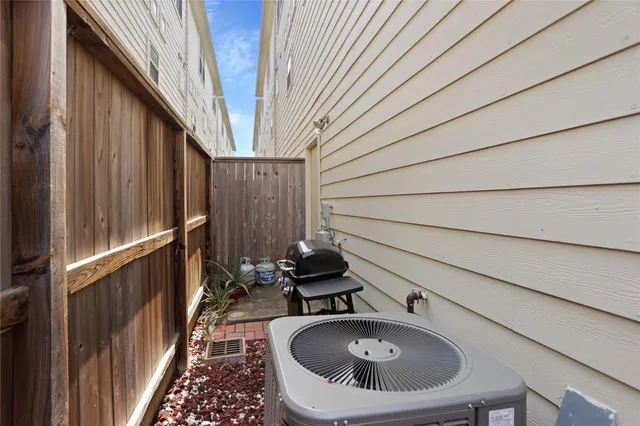 $1,900 | 2710 Hullsmith Drive, Unit 604, Houston, TX 77063