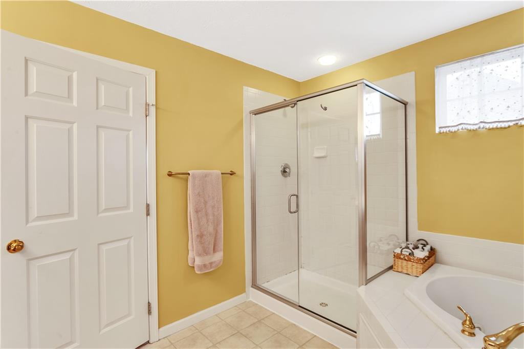 403 Meadow View Drive McKees Rocks, PA 15136 - Photo 16 of 25 a bathroom with a tub shower and a sink