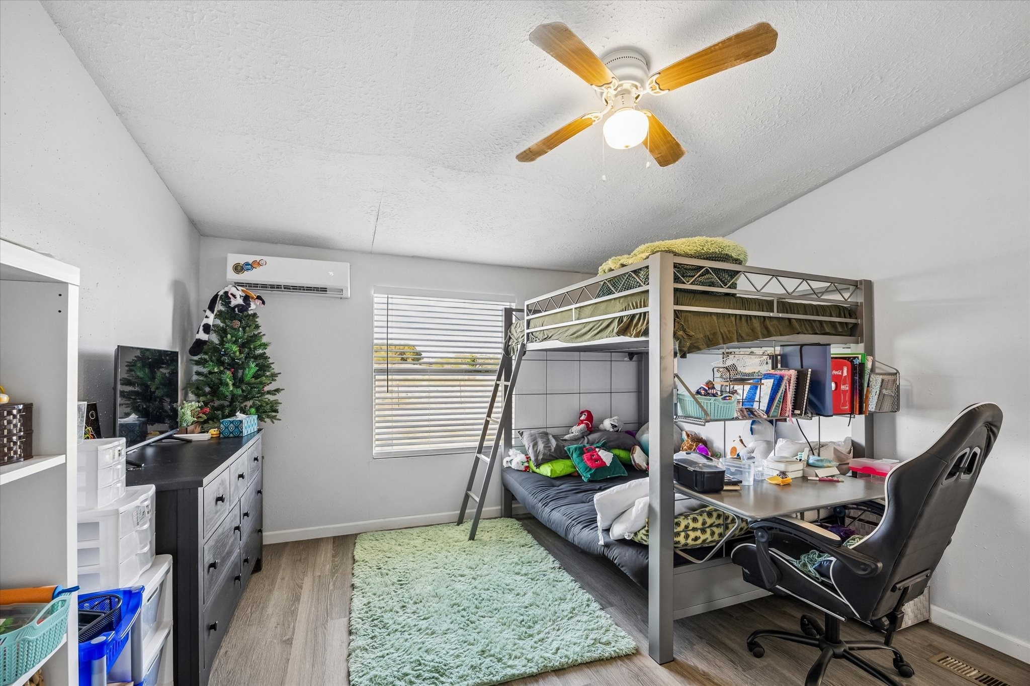 41230 Delma Road Hempstead, TX 77445 - Photo 14 of 23 The other secondary bedroom.