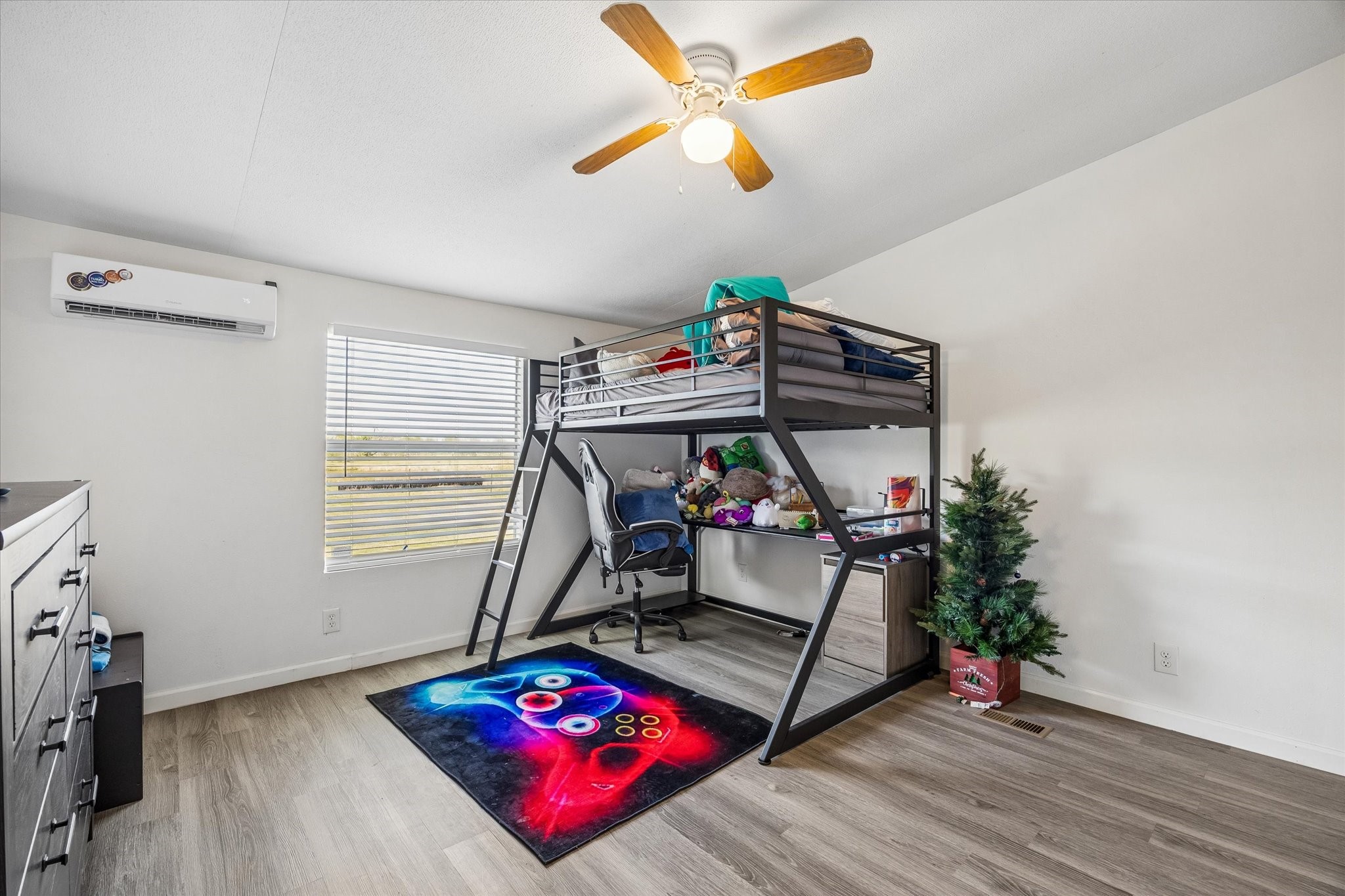 41230 Delma Road Hempstead, TX 77445 - Photo 15 of 23 One of the secondary bedrooms.