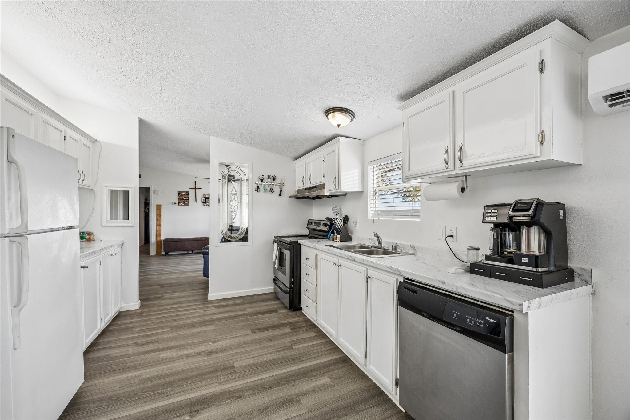 41230 Delma Road Hempstead, TX 77445 - Photo 8 of 23 Kitchen looking towards family room.