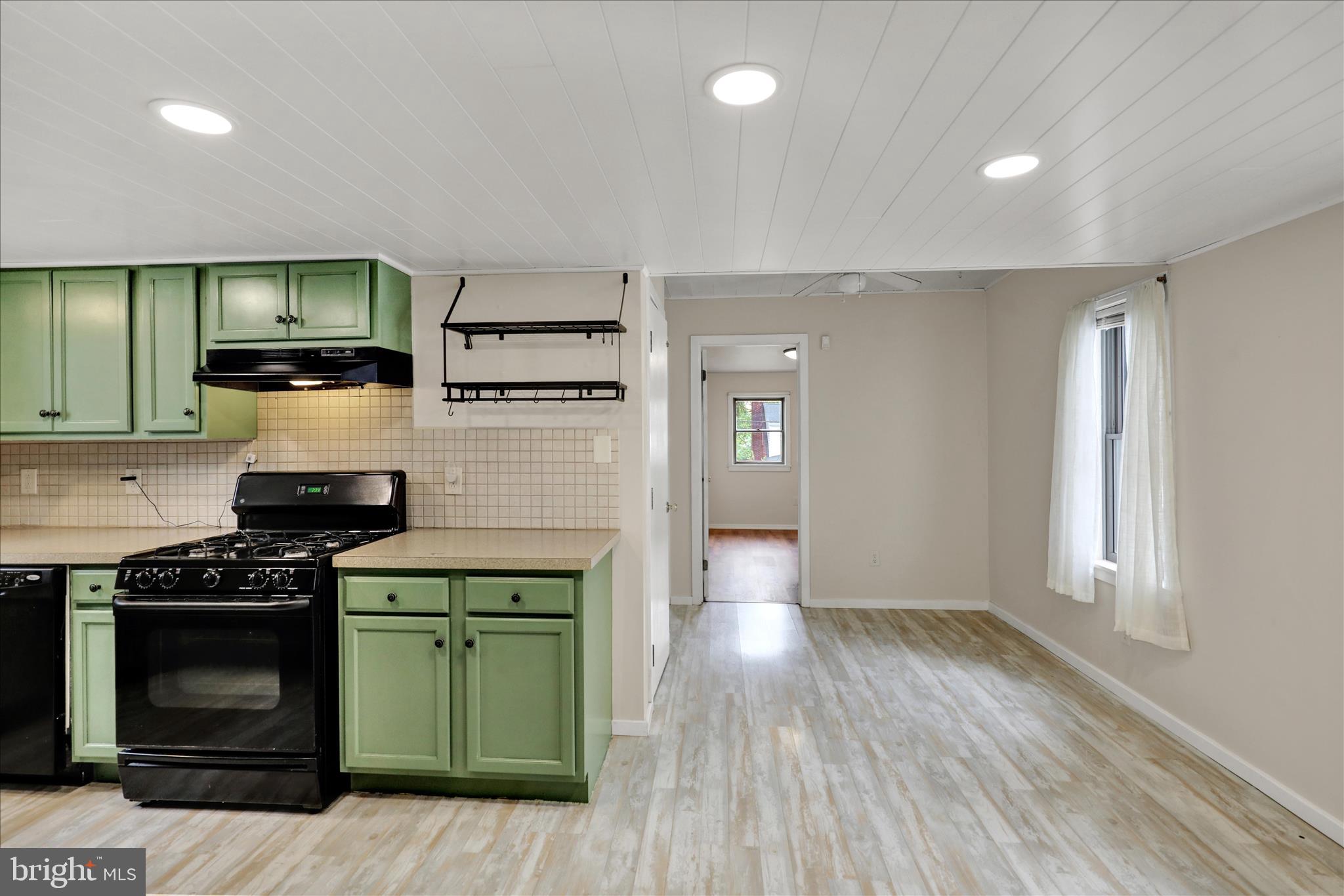 1027 Commonwealth Boulevard Reading, PA 19607 - Photo 12 of 31 Gas Stove