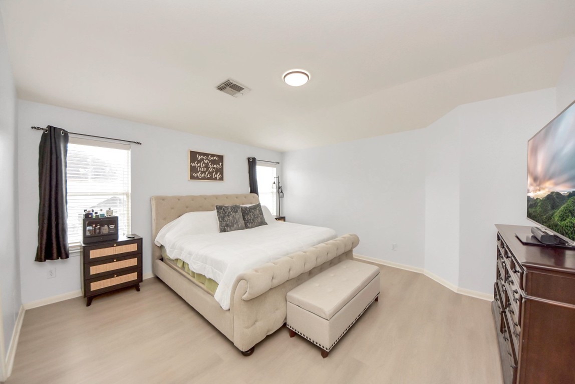 1054 Inverness Cove Dickinson, TX 77539 - Photo 17 of 28 a bed room with bed and a potted plant