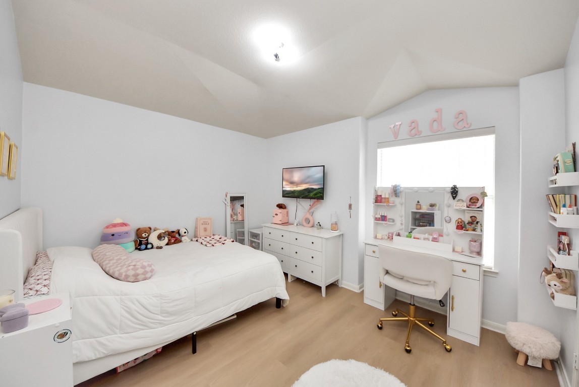 1054 Inverness Cove Dickinson, TX 77539 - Photo 22 of 28 a bedroom with a bed and a desk