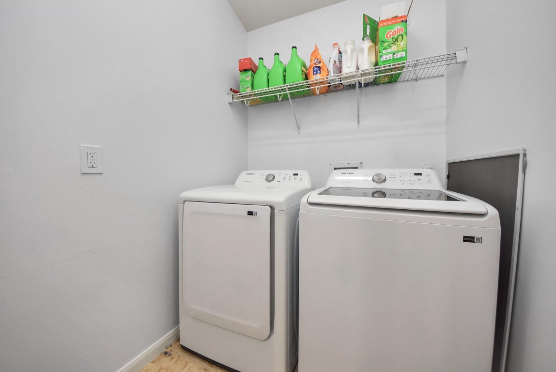 1054 Inverness Cove Dickinson, TX 77539 - Photo 23 of 28 a utility room with dryer and washer
