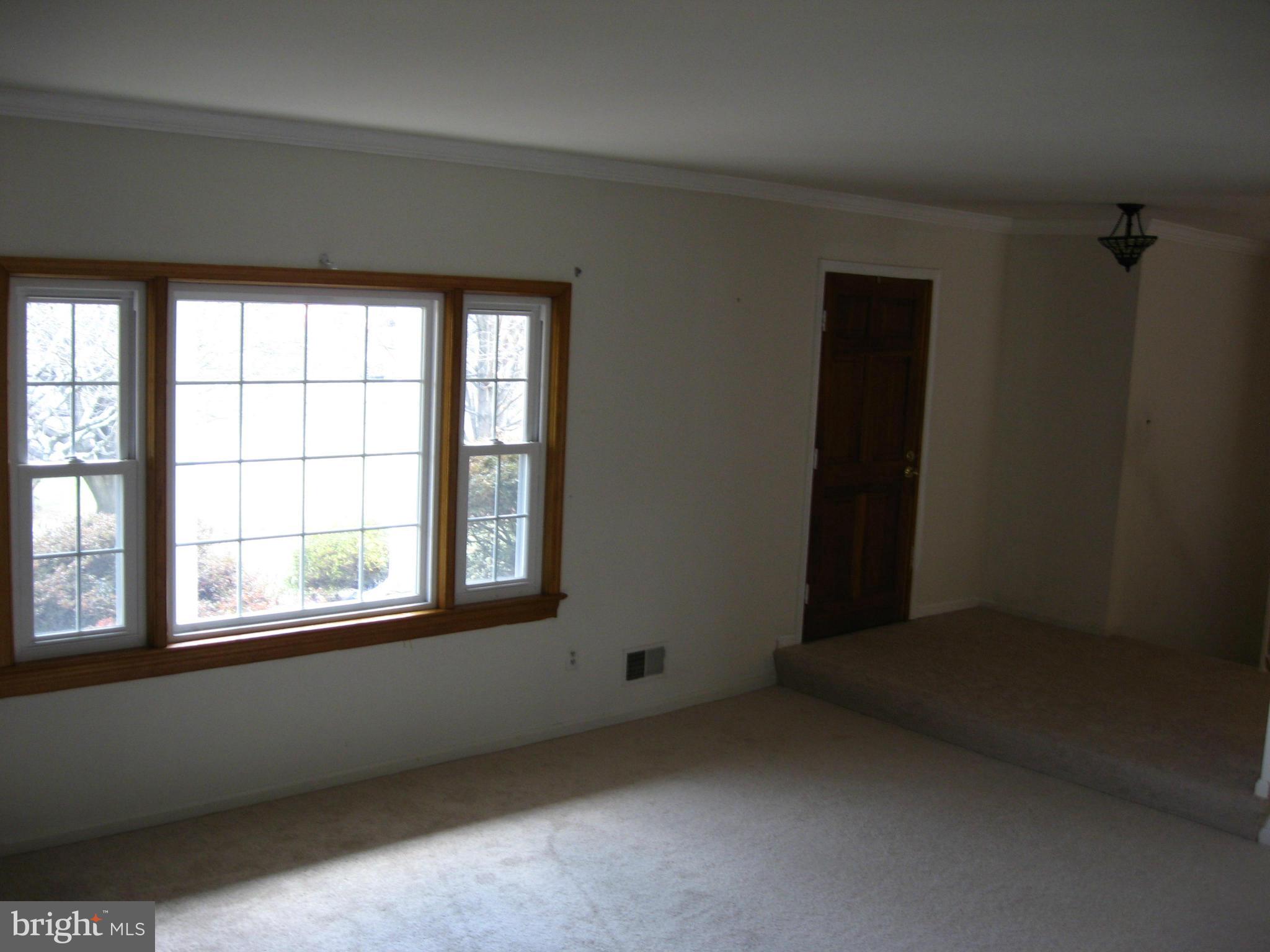 9841 Moyer Road Damascus, MD 20872 - Photo 7 of 30 Living Room
